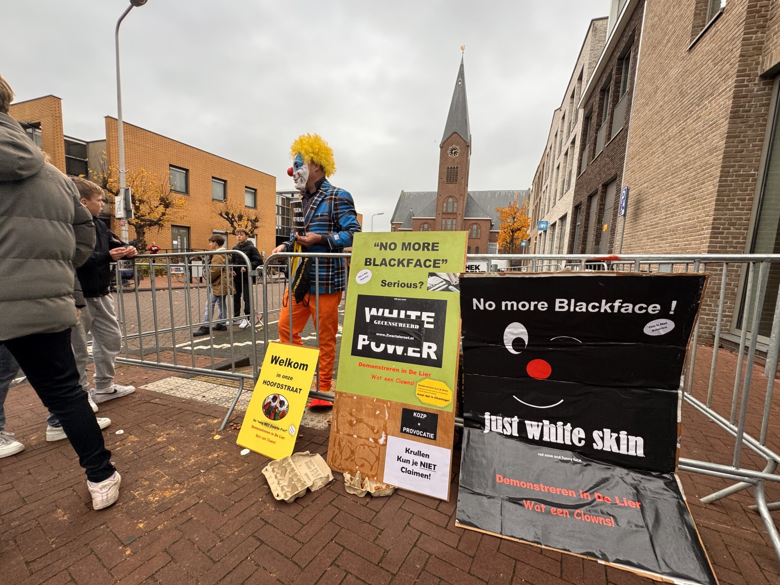 Clown op de hand van Zwarte Piet in De Lier