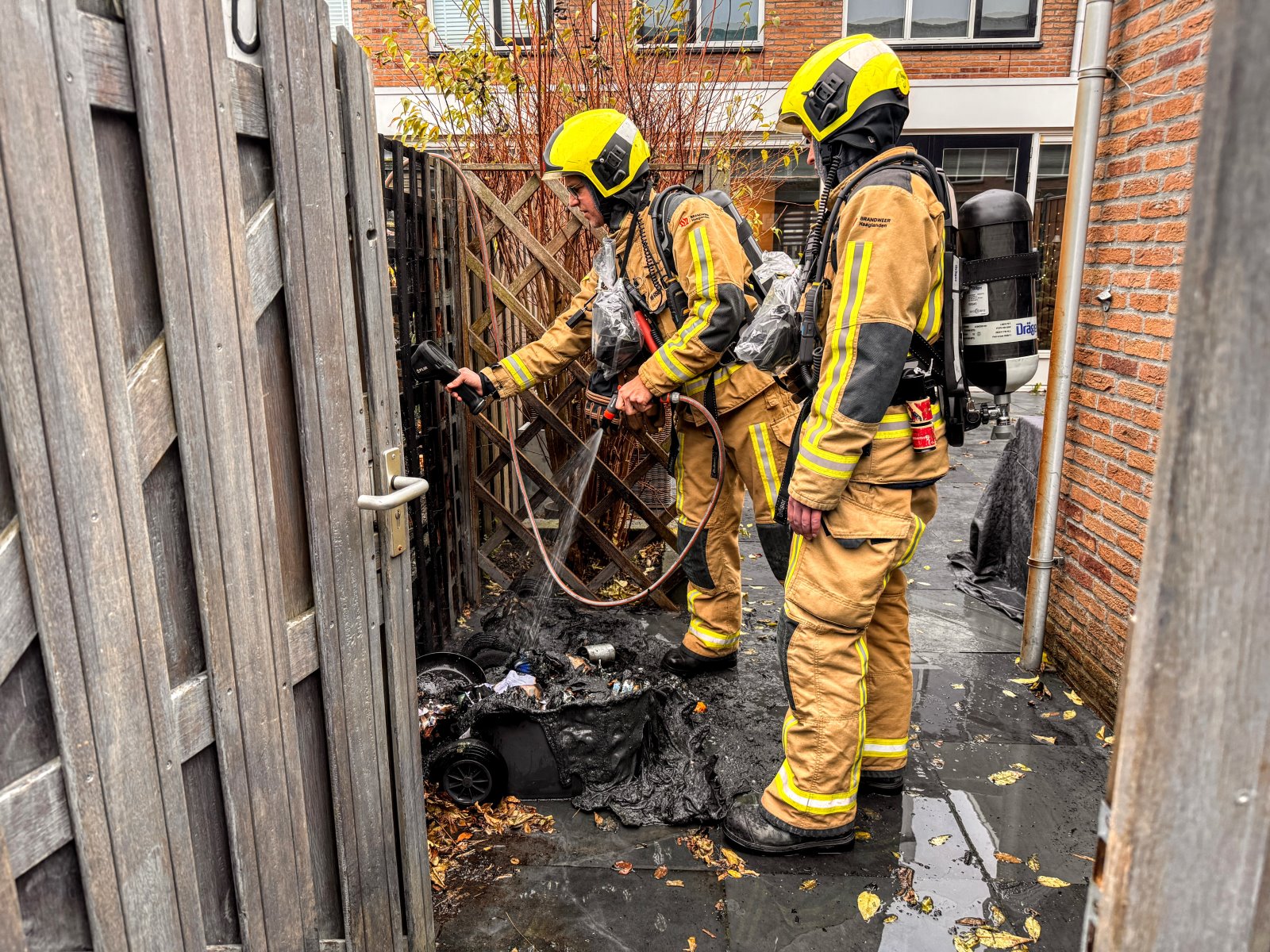 Brand bij bijgebouw aan Gasthuislaan in ‘s-Gravenzande: snelle actie van buurman voorkomt erger