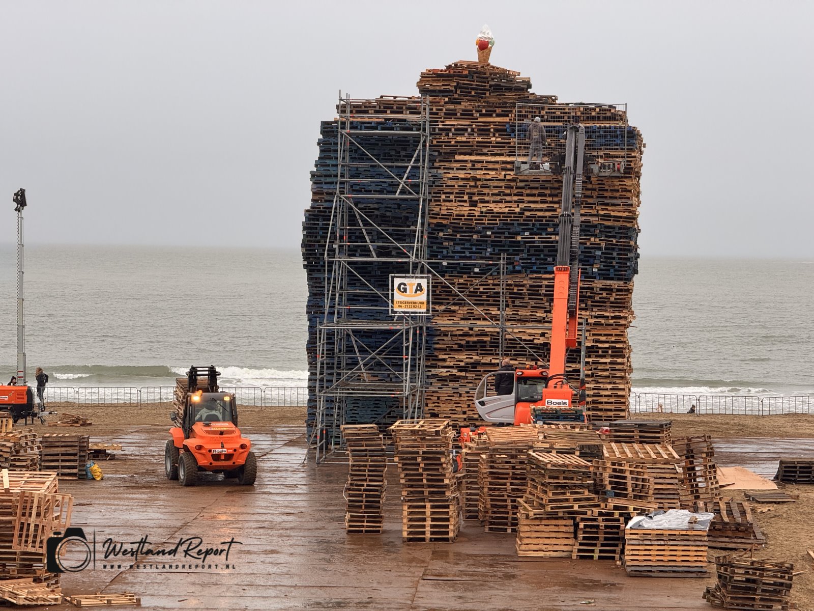 Vreugdevuren Scheveningen en Duindorp waarschijnlijk eerder aangestoken