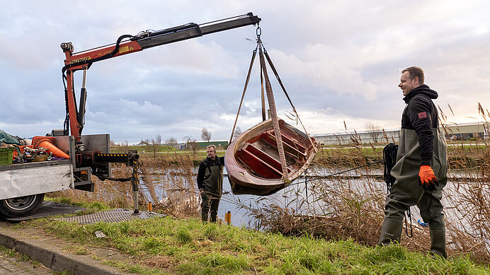 Weesbootjes worden uit het Westlandse water gehaald