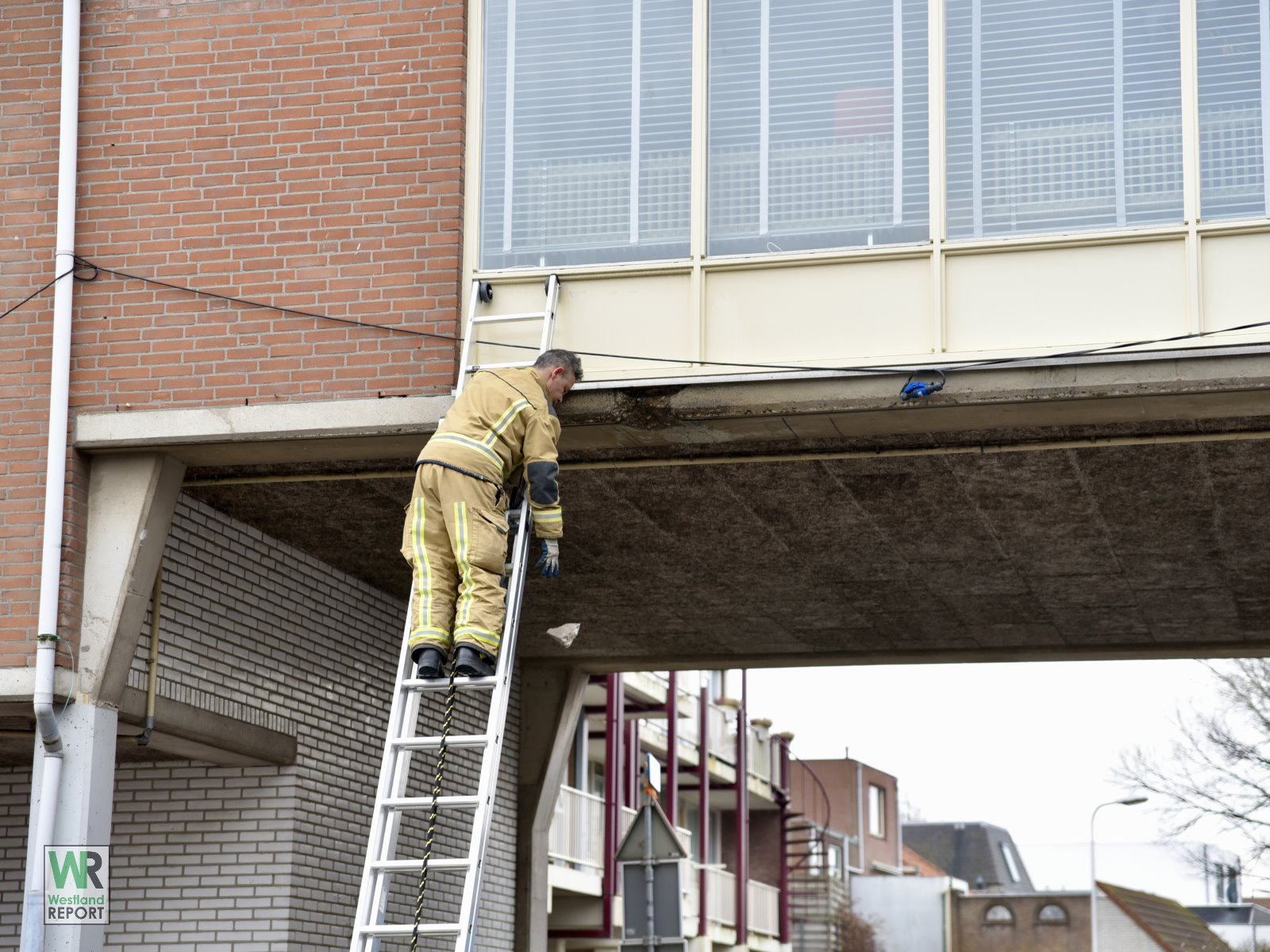 [Video] Vrachtwagen beschadigt betonnen constructie bij Hoogvliet in Monster