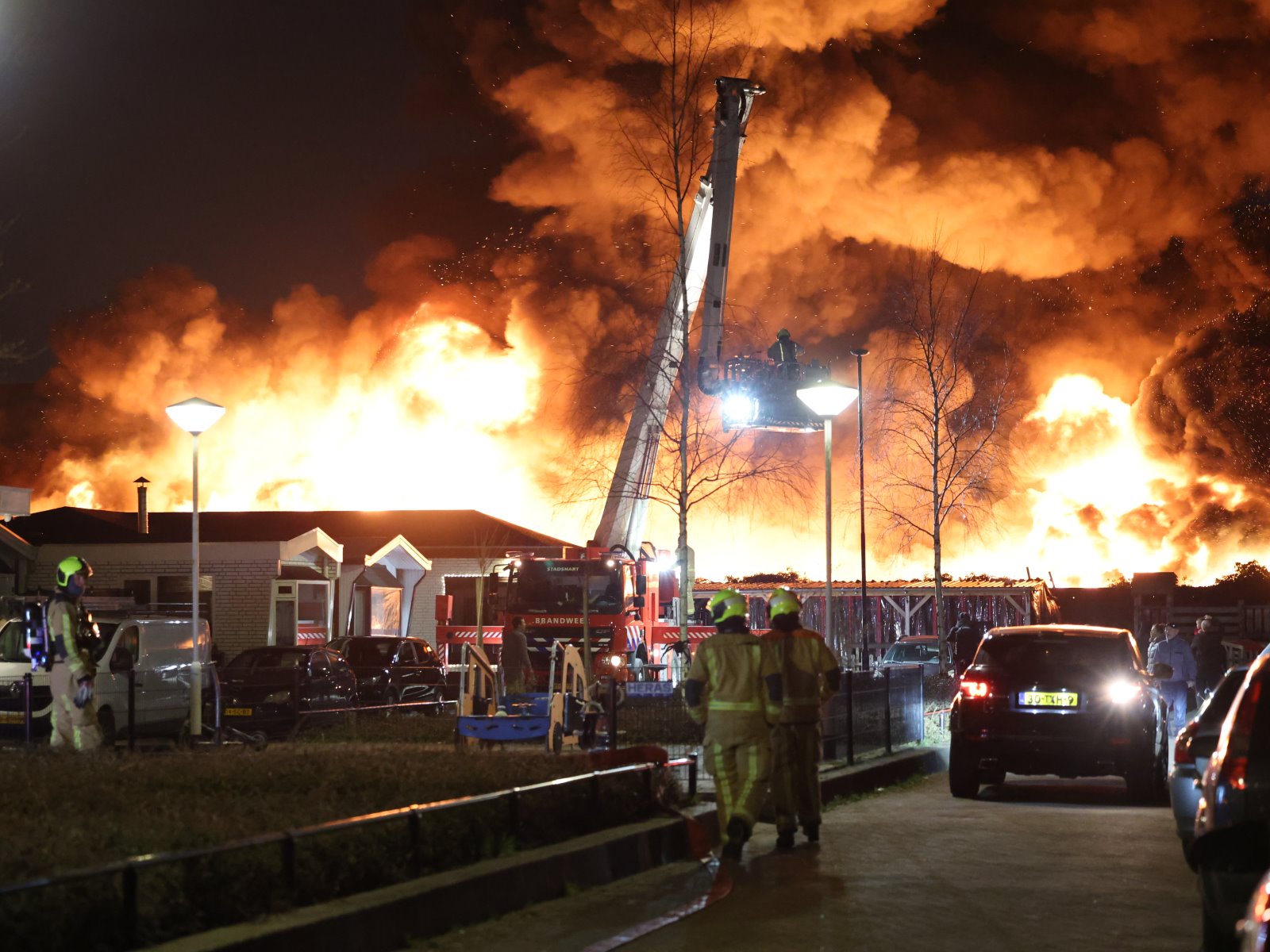 Westlandse brandweer ingezet voor zeer grote brand in Zoetermeer