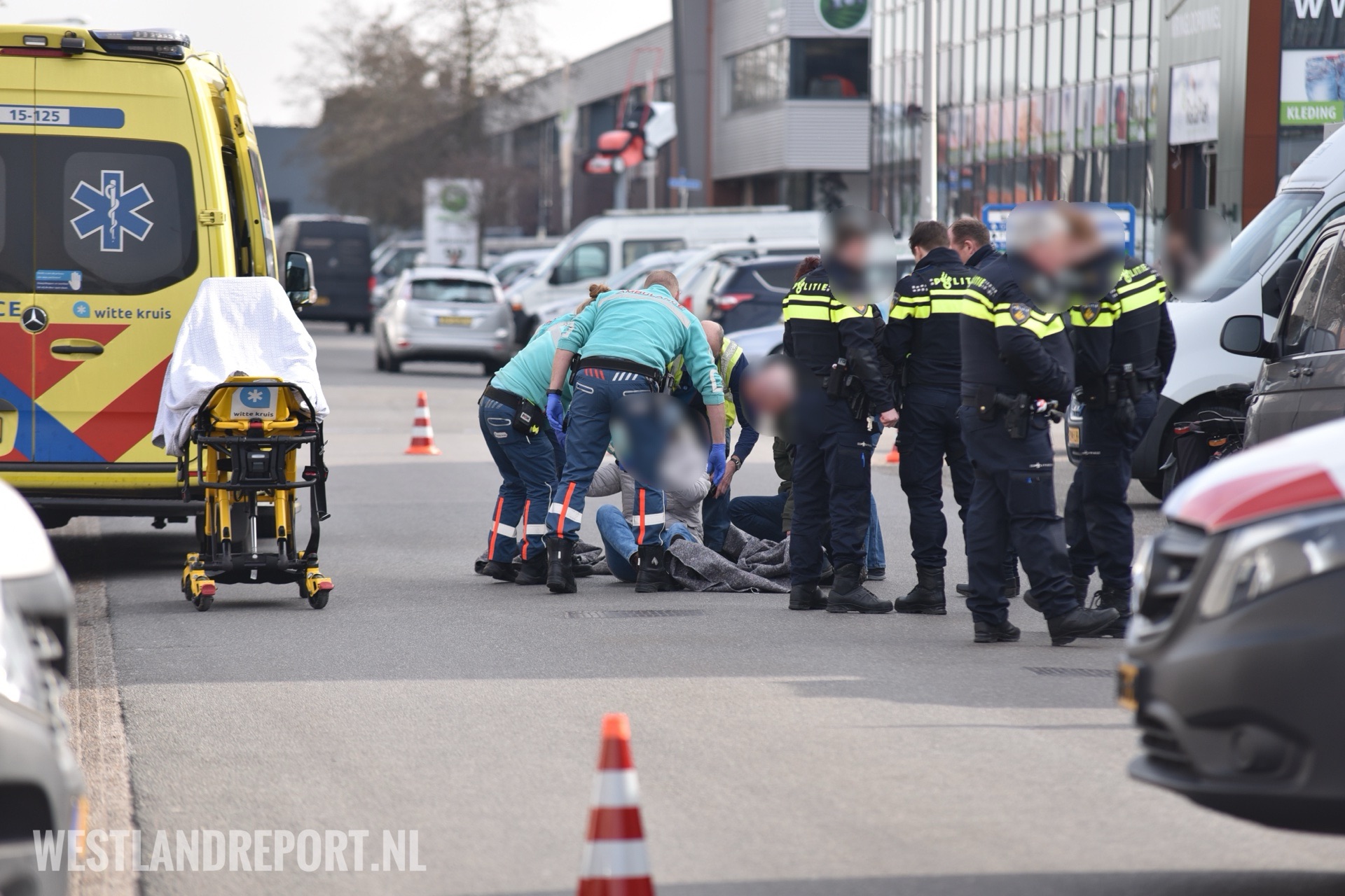 Fietsster gewond na botsing met openslaande deur van busje in Naaldwijk