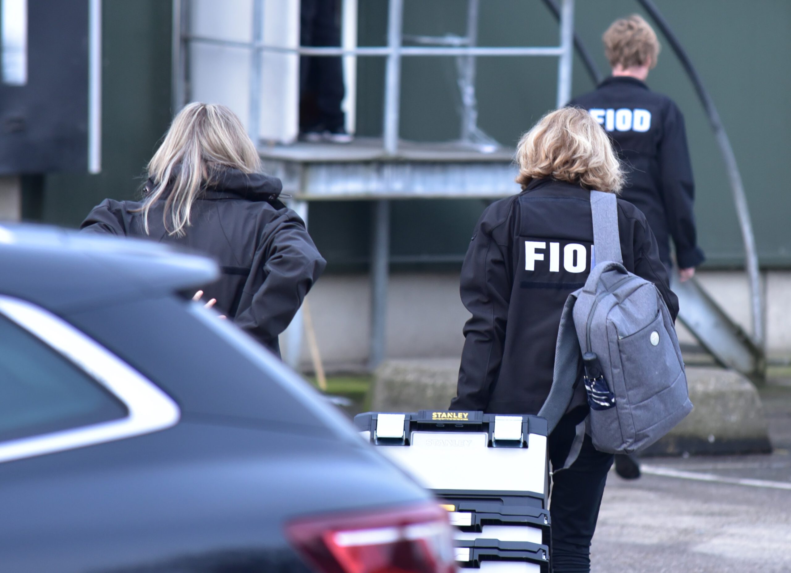 Doorzoekingen in Wateringen: Twee verdachten en een geschat fraude bedrag van 4,5 Miljoen euro