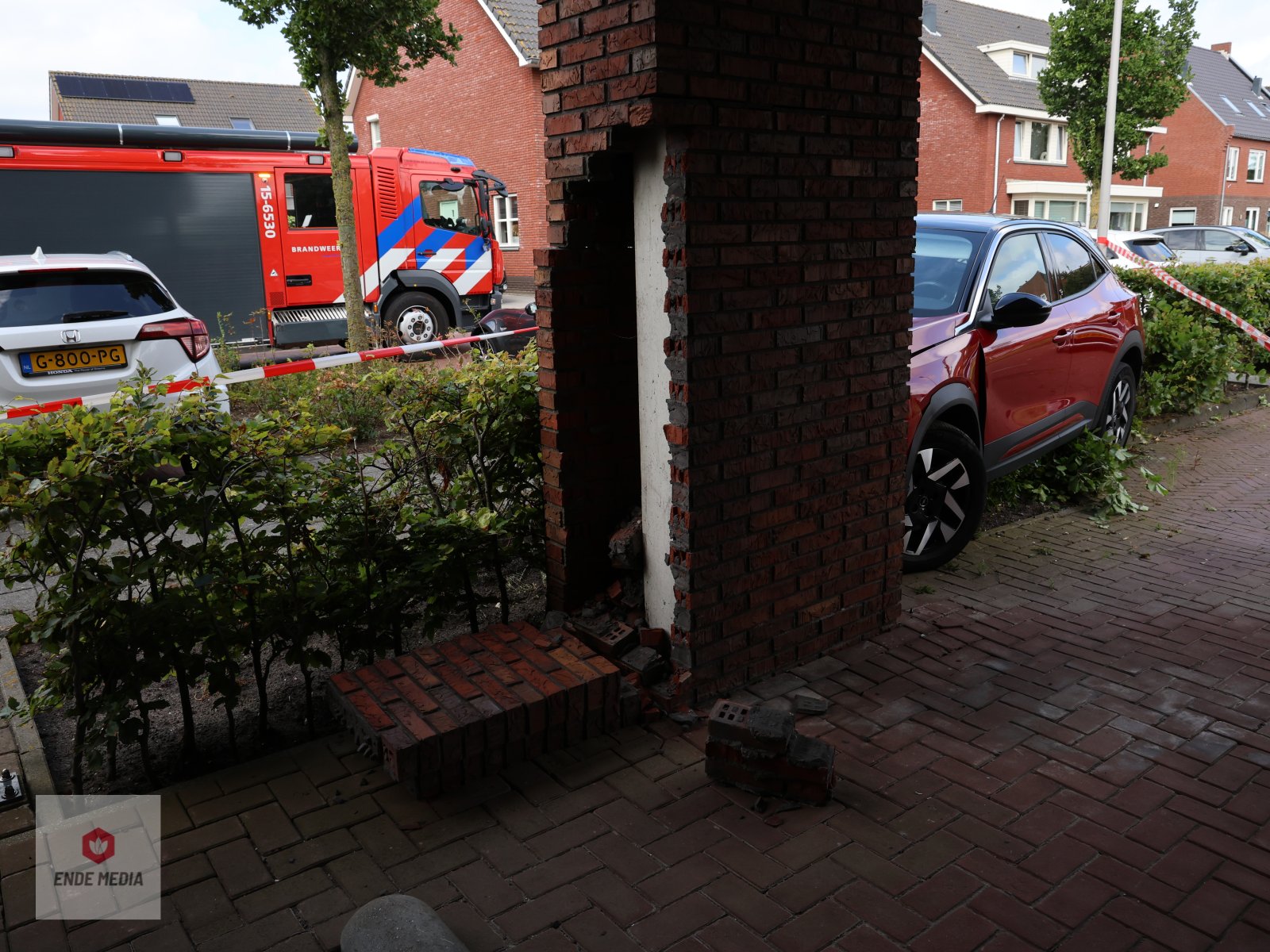 Schade aan appartementencomplex na auto-ongeluk Unicefstraat in ‘s-Gravenzande