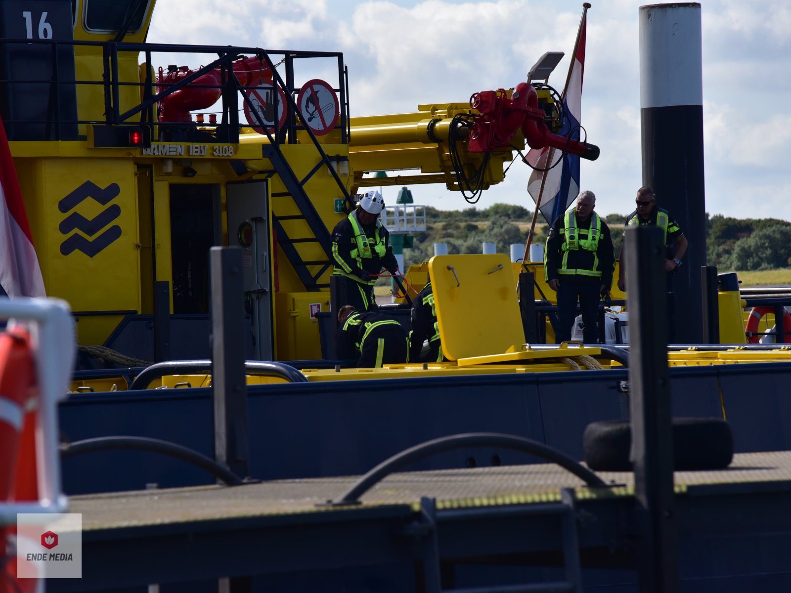 Scheepsbrand aan de Berghaven in Hoek van Holland