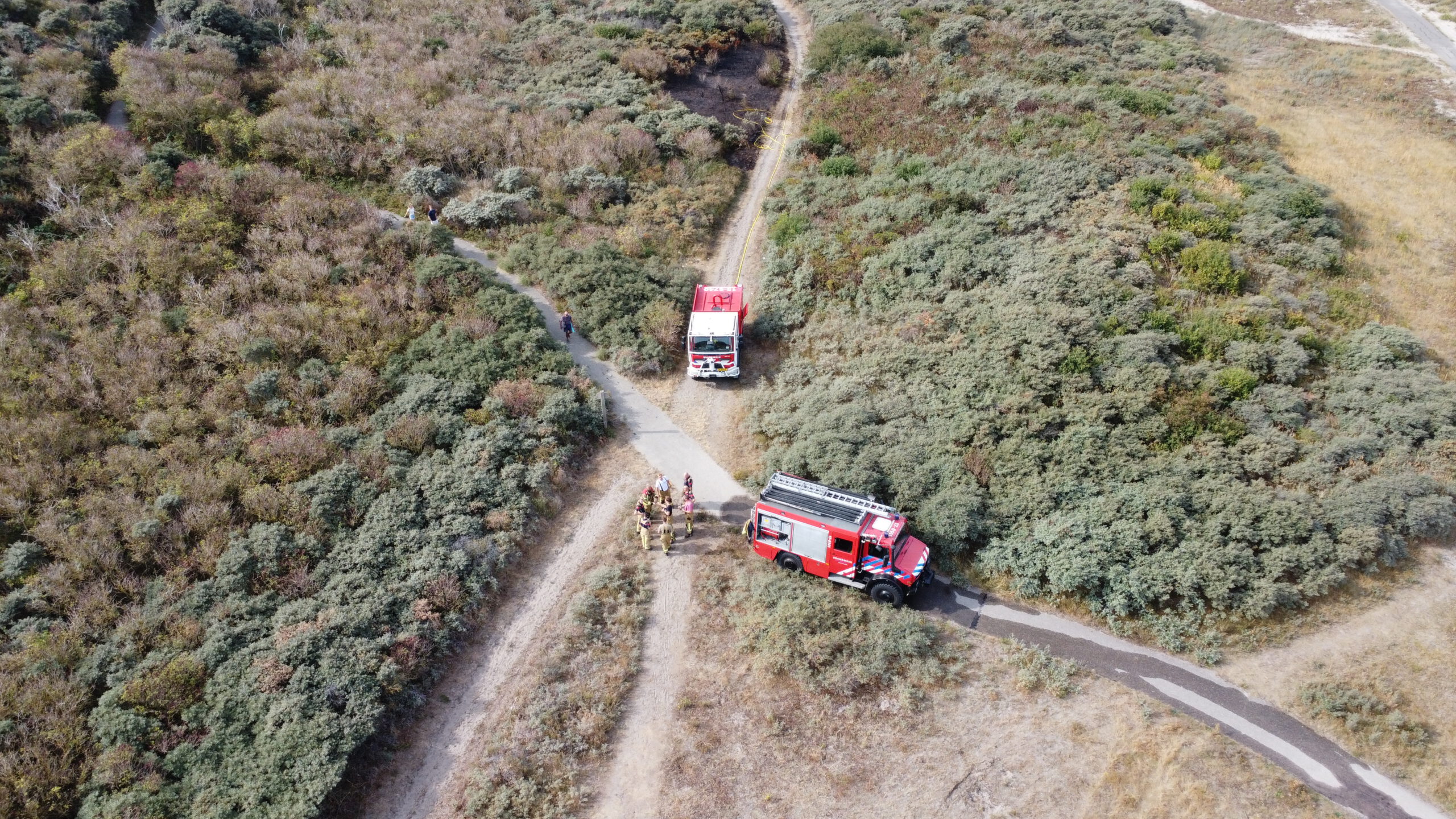Brand in duinen onder controle, rook trok richting naaktstrand