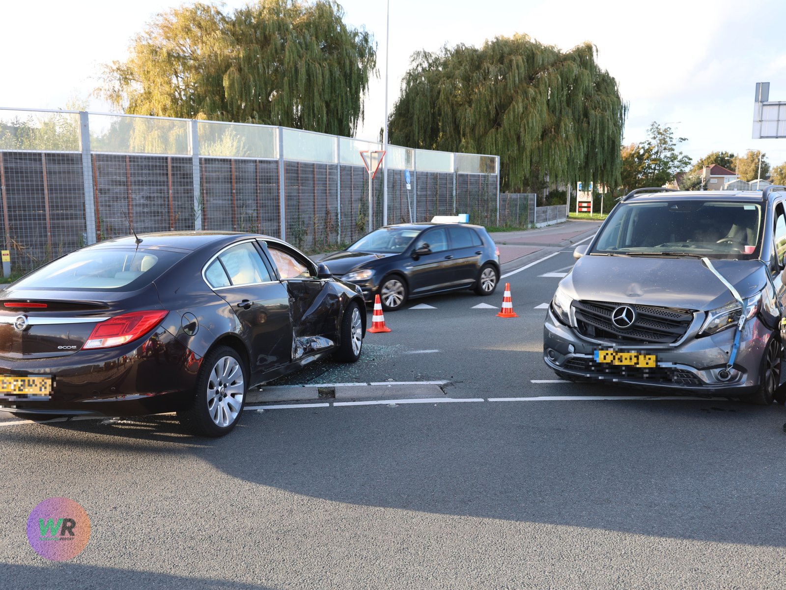 Botsing tussen bestelbus en auto, aanzienlijke schade
