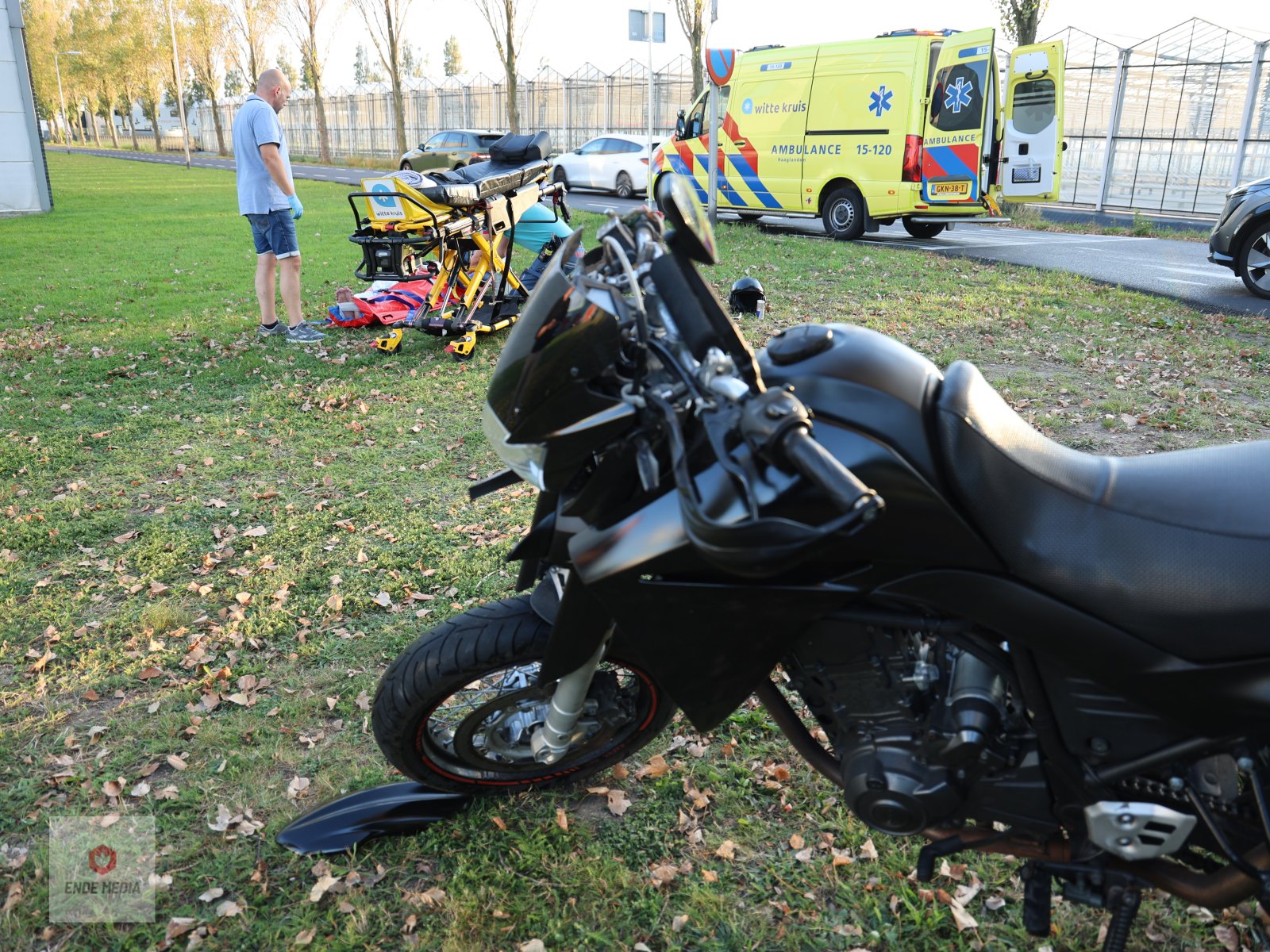 [Video] Motorrijder met spoed naar ziekenhuis na aanrijding in Poeldijk