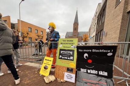 Clown op de hand van Zwarte Piet in De Lier