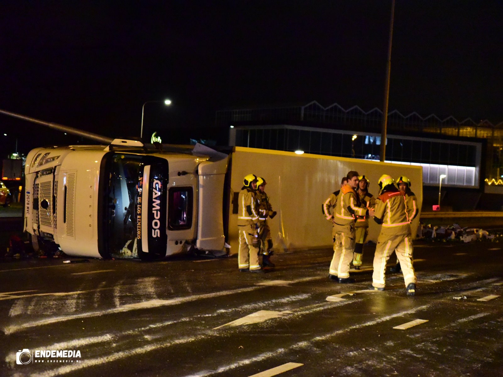 Grote ravage na gekantelde vrachtwagencombinatie op Westerleeplein