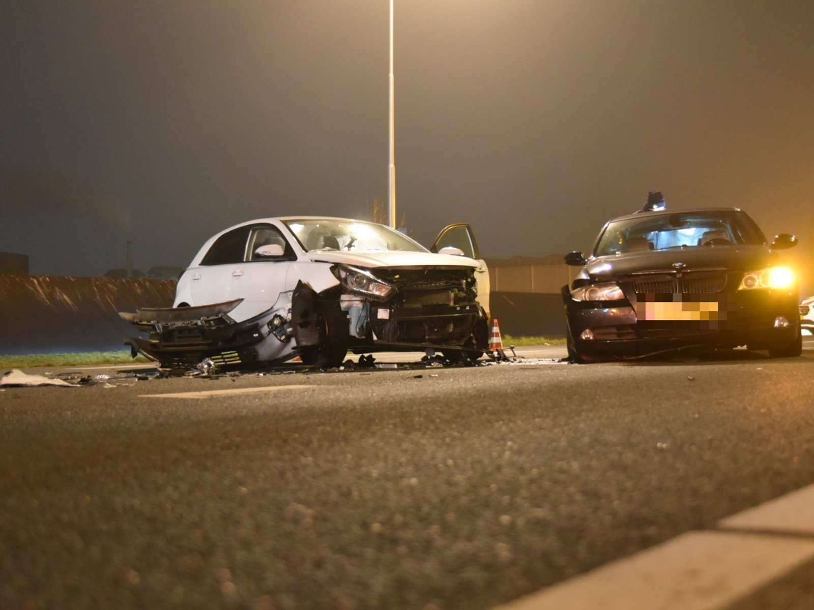 Veel schade na frontale aanrijding op de Noordlandseweg (N211) in ‘s-Gravenzande