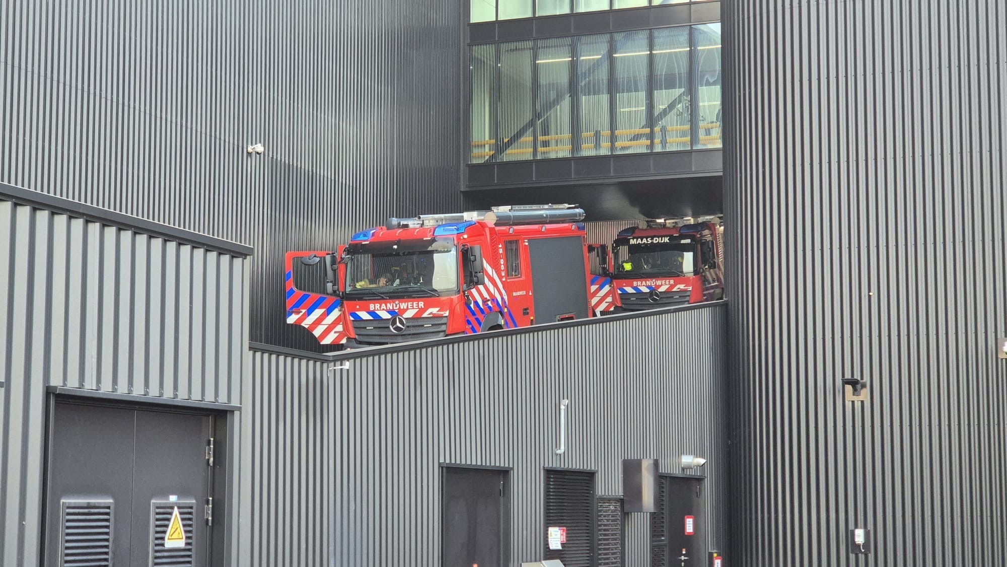 Auto’s in brand op parkeerdek van bedrijf in Maasdijk