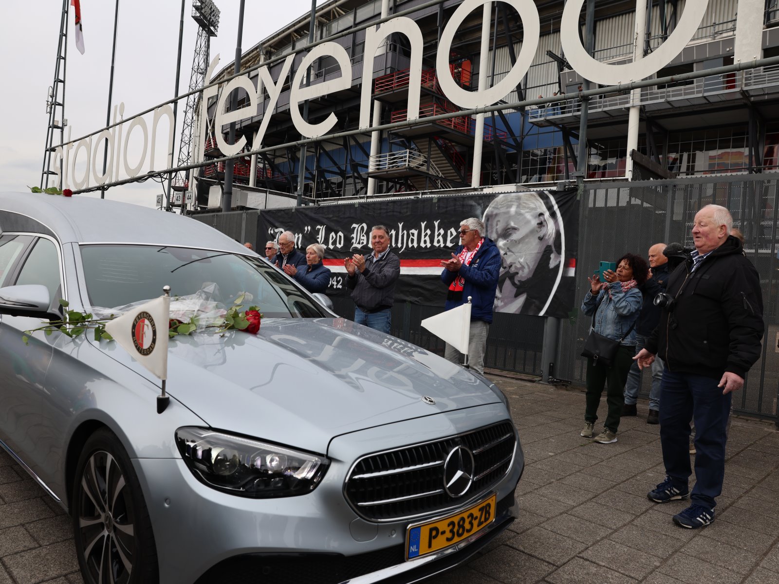 Met fakkels nemen honderden fans afscheid van Leo Beenhakker
