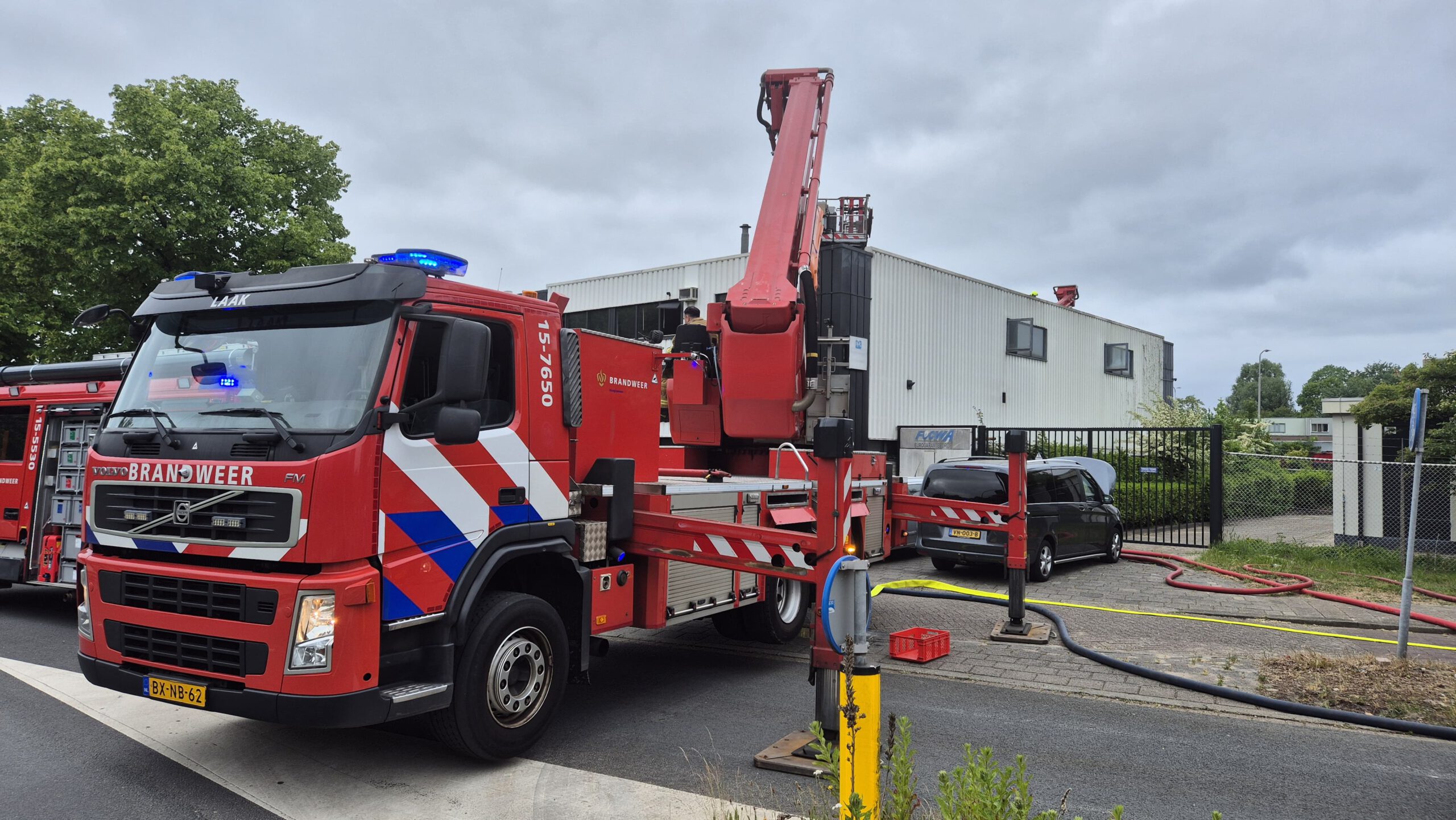 Grote brand garagebedrijf Sadatweg Delft snel onder controle