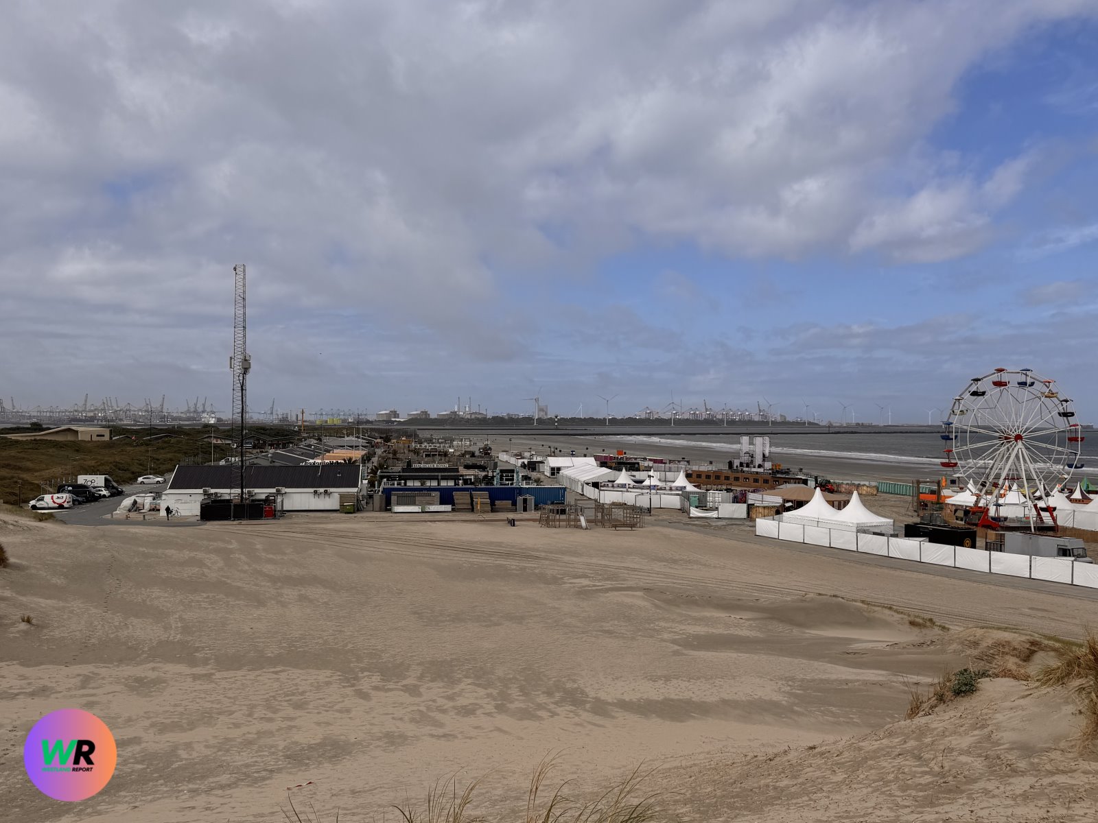 Opening strandseizoen in Hoek van Holland zonder braderie door sterke wind