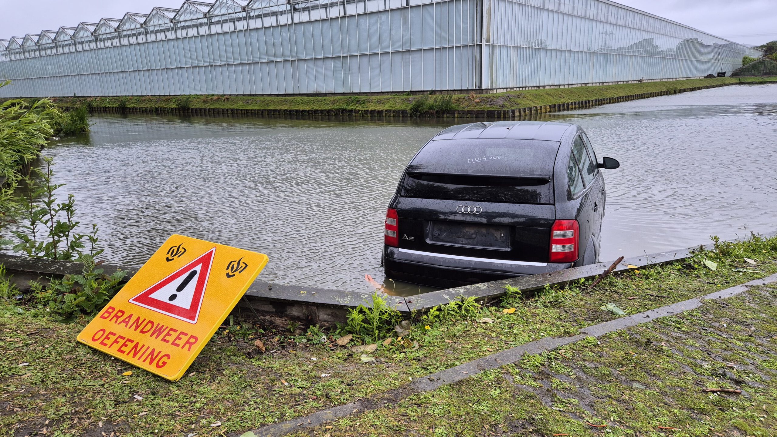 Auto in het water op veilingweg in De Lier blijkt brandweeroefening