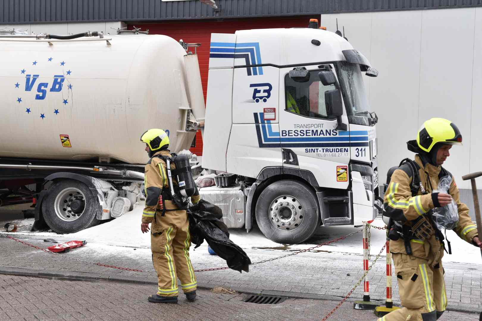 Tankwagen zwaar beschadigd bij bedrijf aan de Wattstraat in ’s-Gravenzande