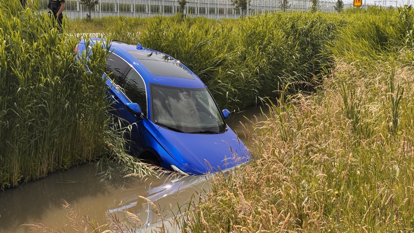 Voertuig te water op Westlandroute tijdens tweede pinksterdag