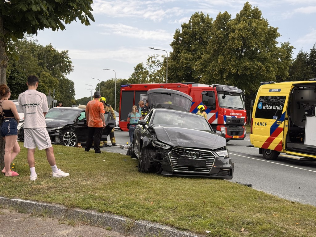 Ongeval met letsel in Wateringen: Persoon bekneld in Voertuig