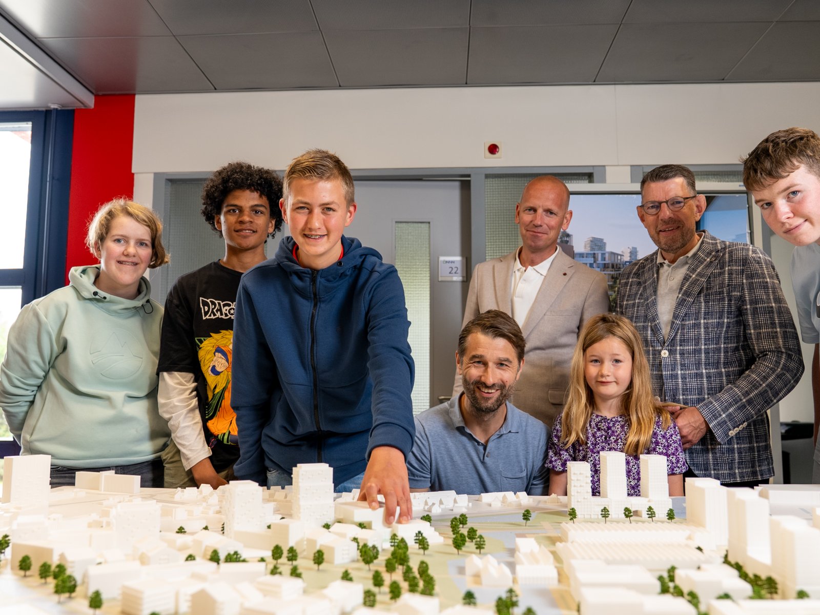 Leerlingen ISW Westland Vakcollege overhandigen hun maquette van Flora Campus Westland