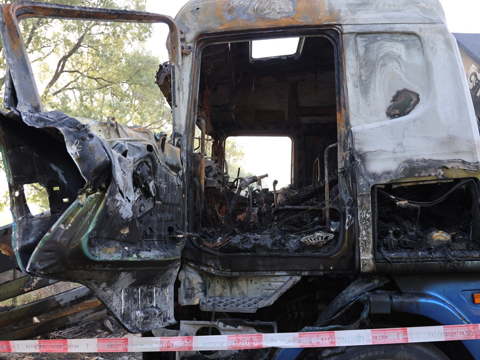 Eigenaar aangeslagen en woedend na vrachtwagenbrand in Hoek van Holland
