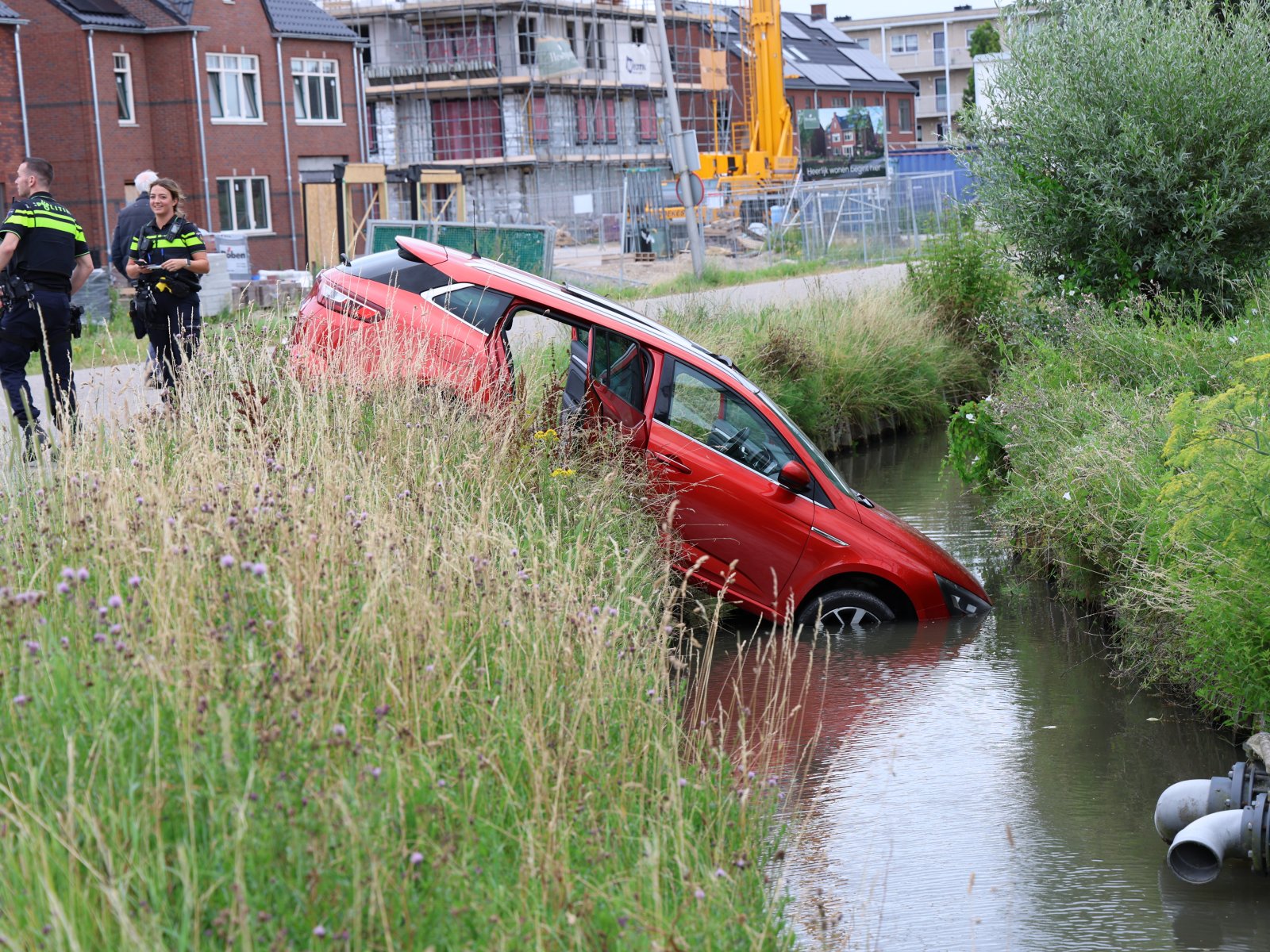 Voertuig te water aan de Mariëndijk in Kwintsheul