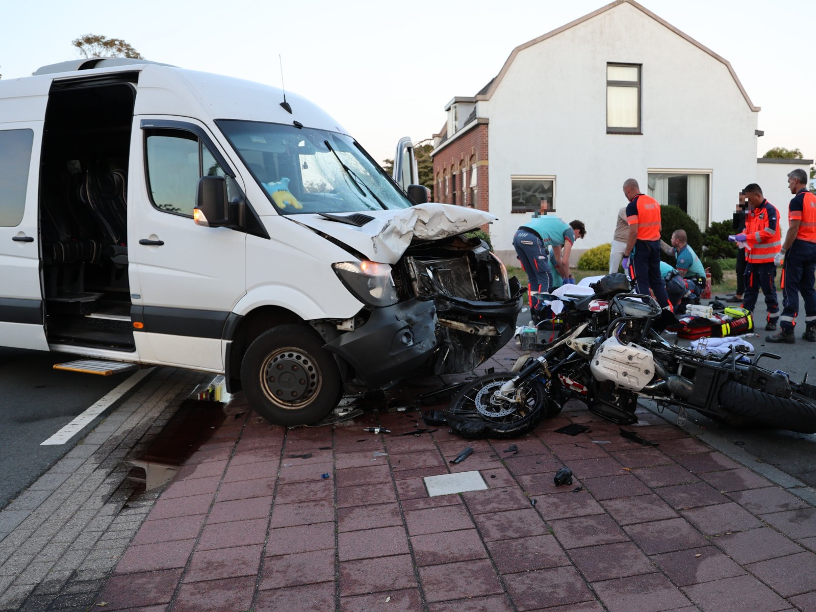 Motorrijder zwaargewond na aanrijding met busje in Poeldijk