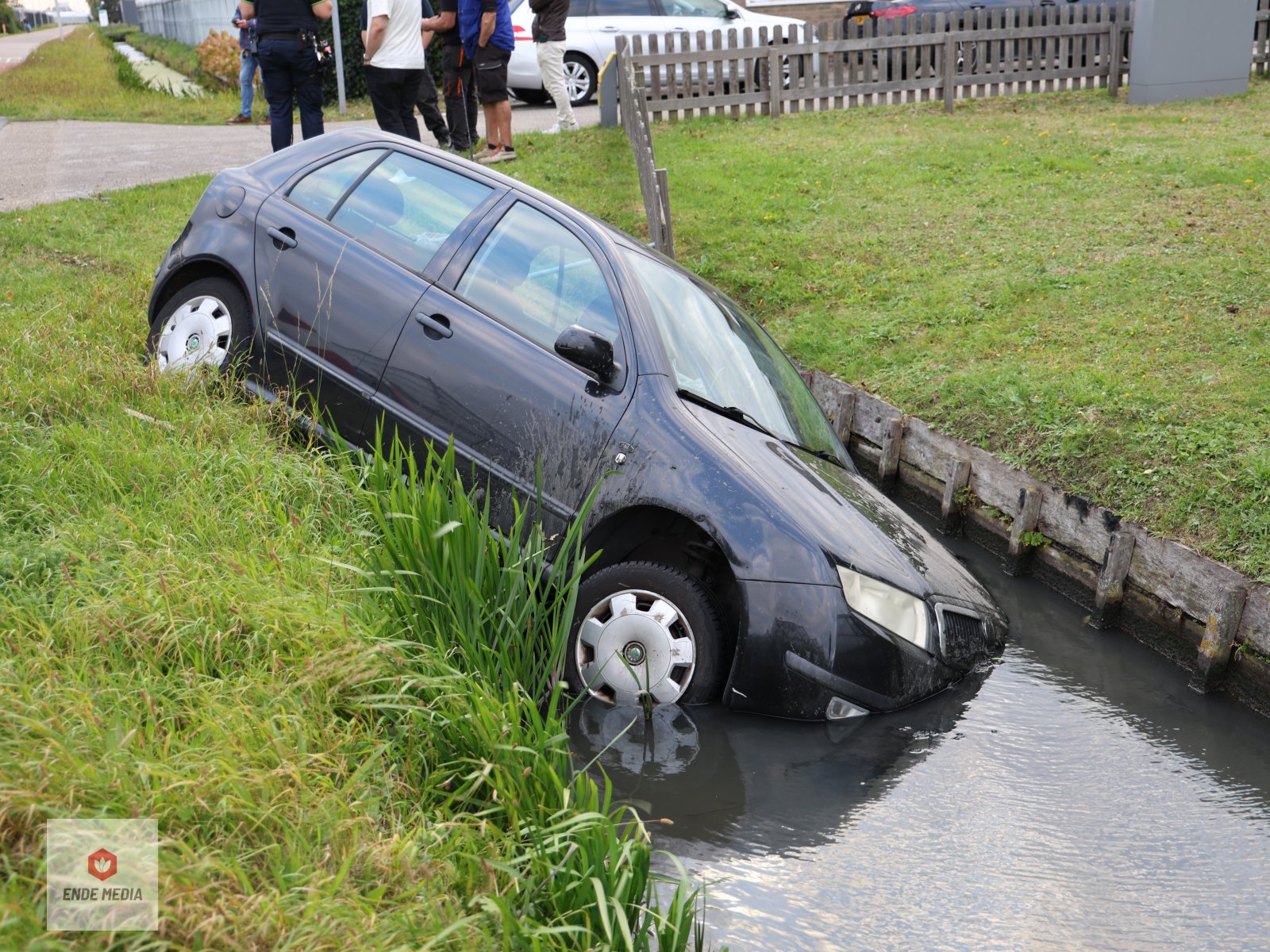 Auto belandt in water na aanrijding in ‘s-Gravenzande