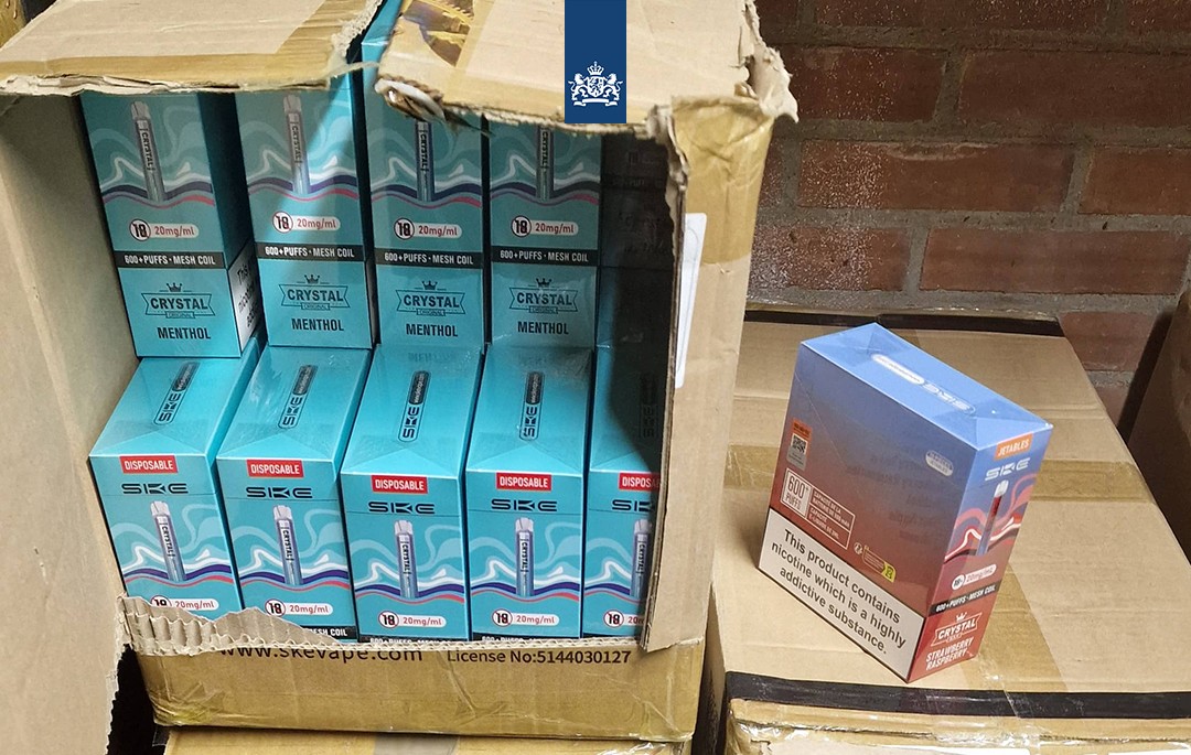 Politie zoekt vuurwerk in Naaldwijk en vindt 22.240 illegale vapes