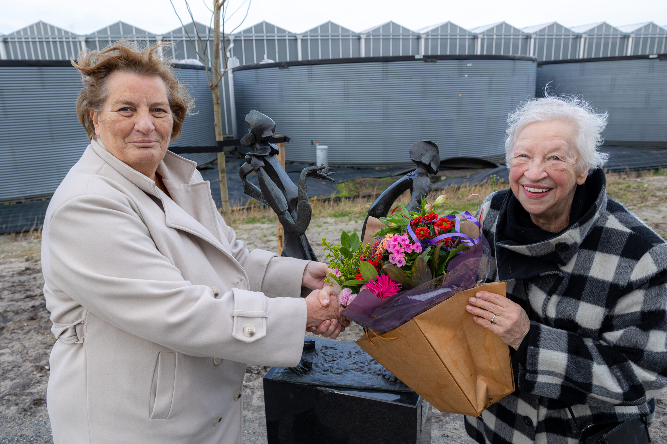Onthulling Leonard Roggeveenstraat en kunstwerk Fabel innieuwe woonwijk Heenweg