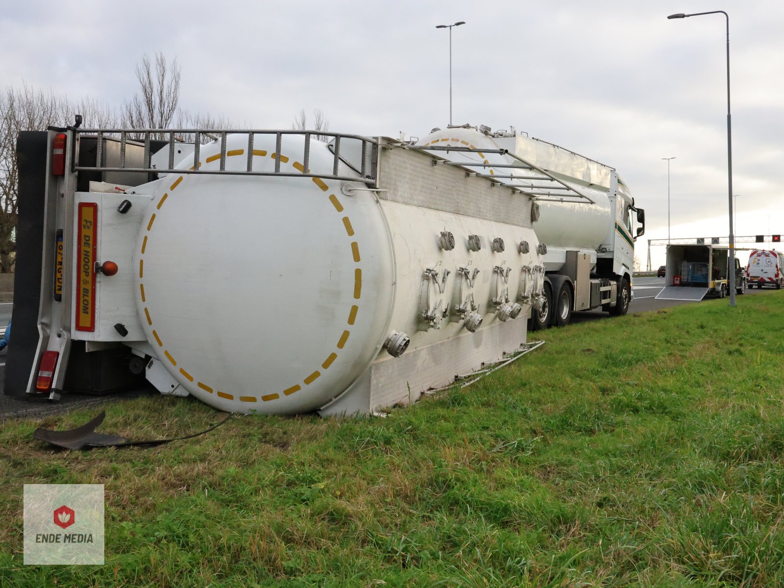 Gekantelde hanger op A20 zorgt voor grote verkeershinder