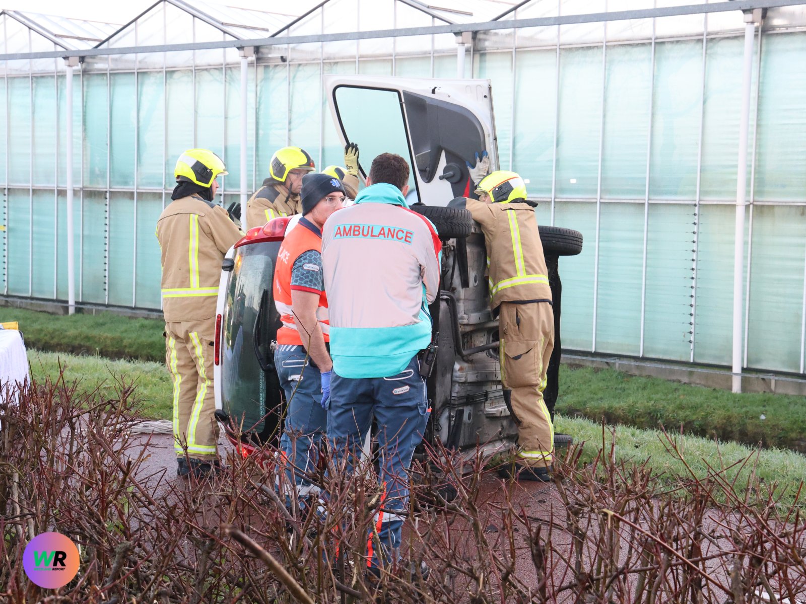 Hulpdiensten massaal ter plaatse bij gekantelde auto Nieuwelaan in 's-Gravenzande
