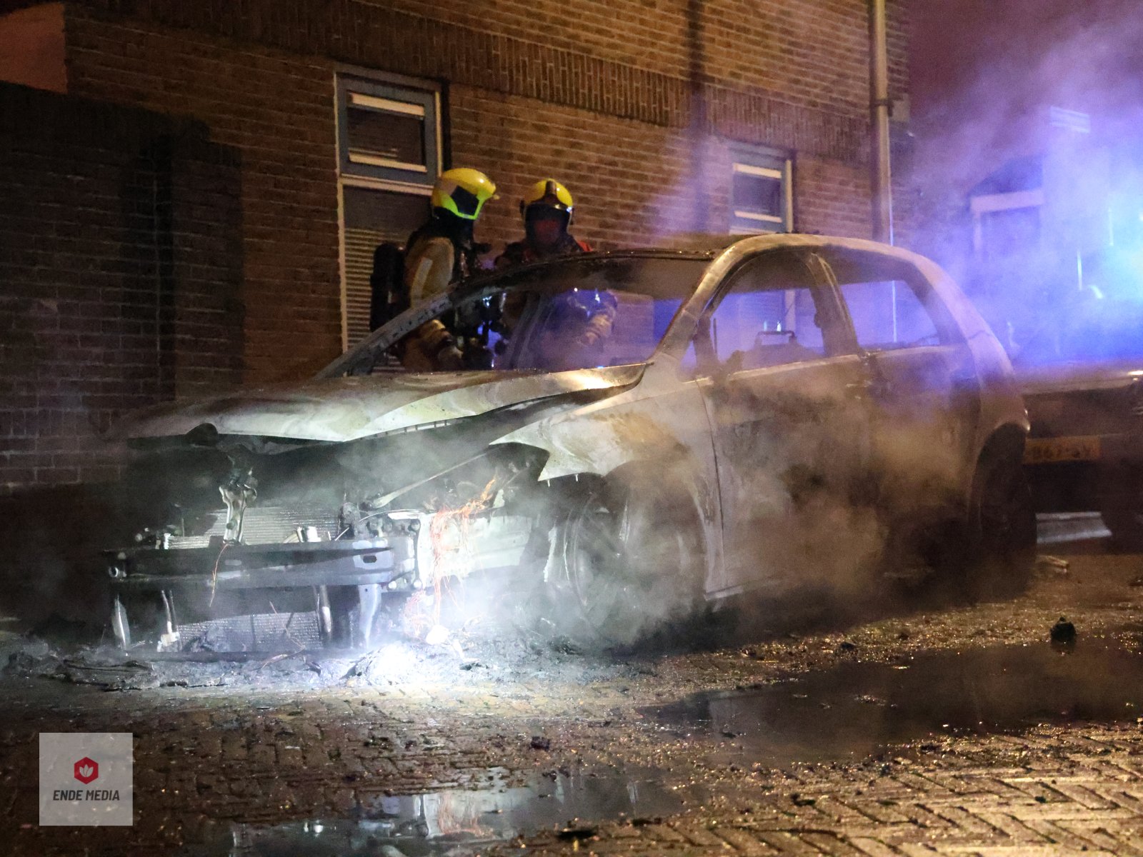 Auto total loss en woning beschadigd bij nachtelijke brand op de Noorduynkade