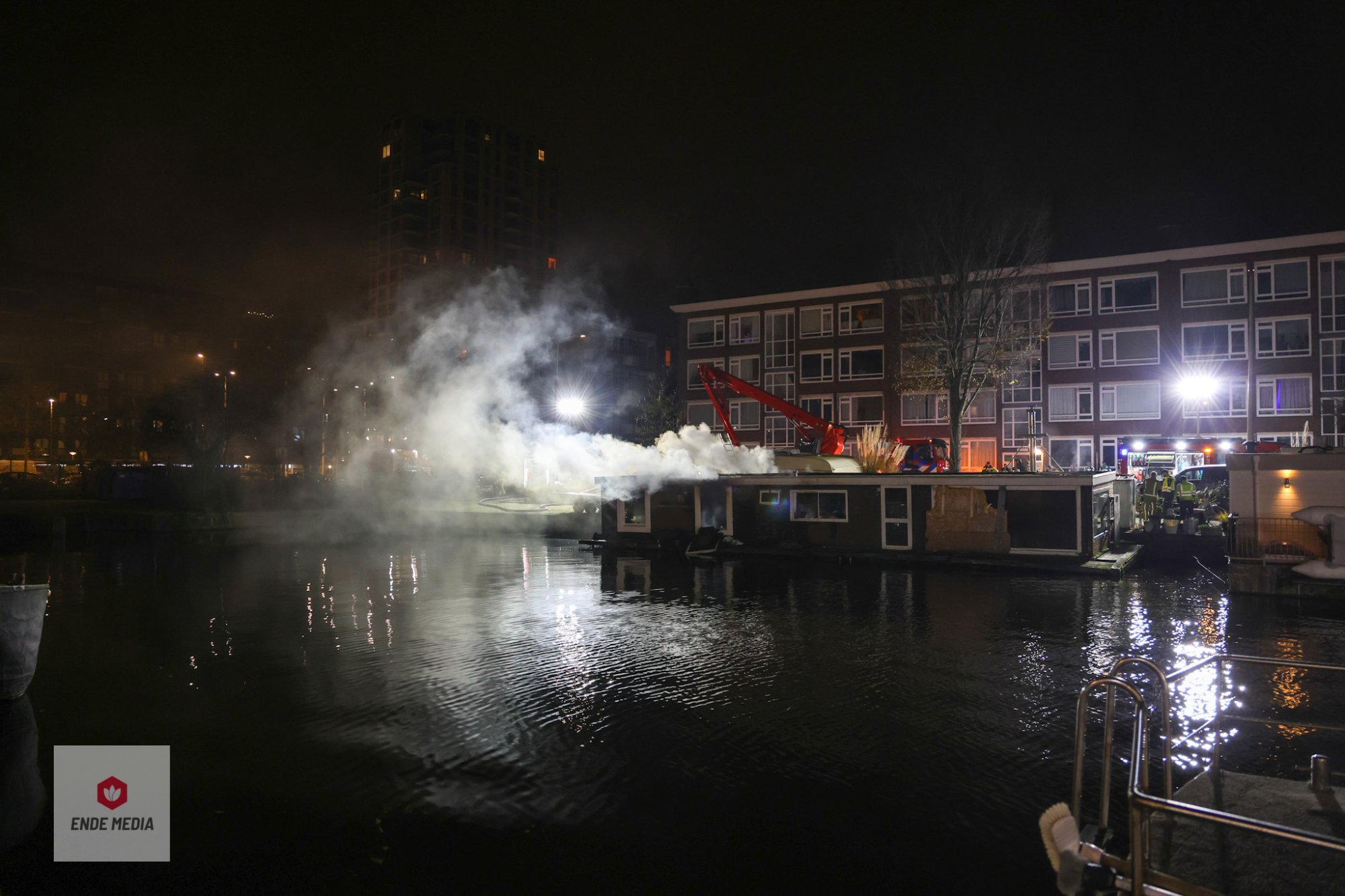 Westlandse brandweer assisteert bij felle woonbootbrand in Den Haag
