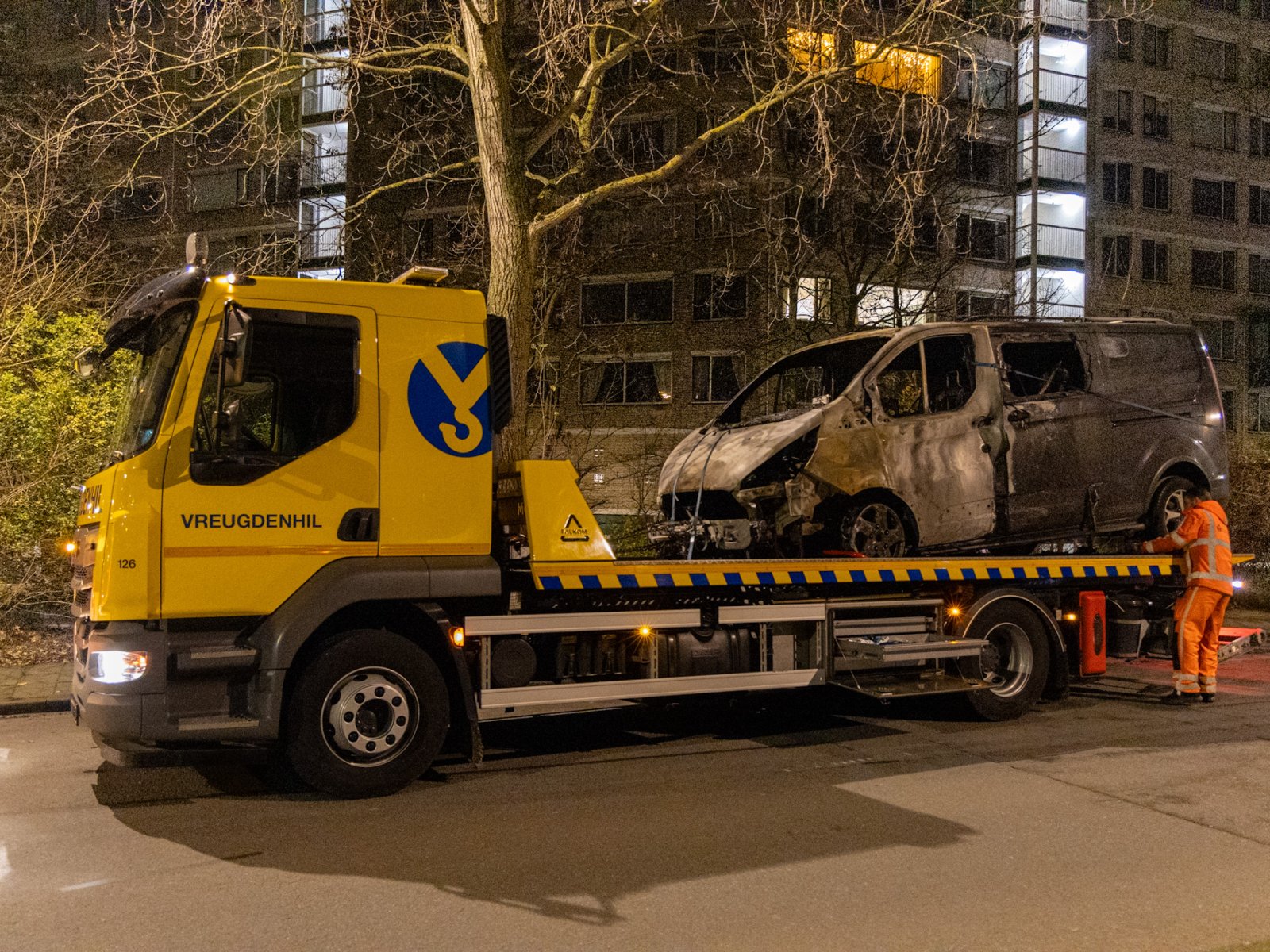 Ford transit onherkenbaar na nachtelijke brand, berging heeft extra maatregelen
