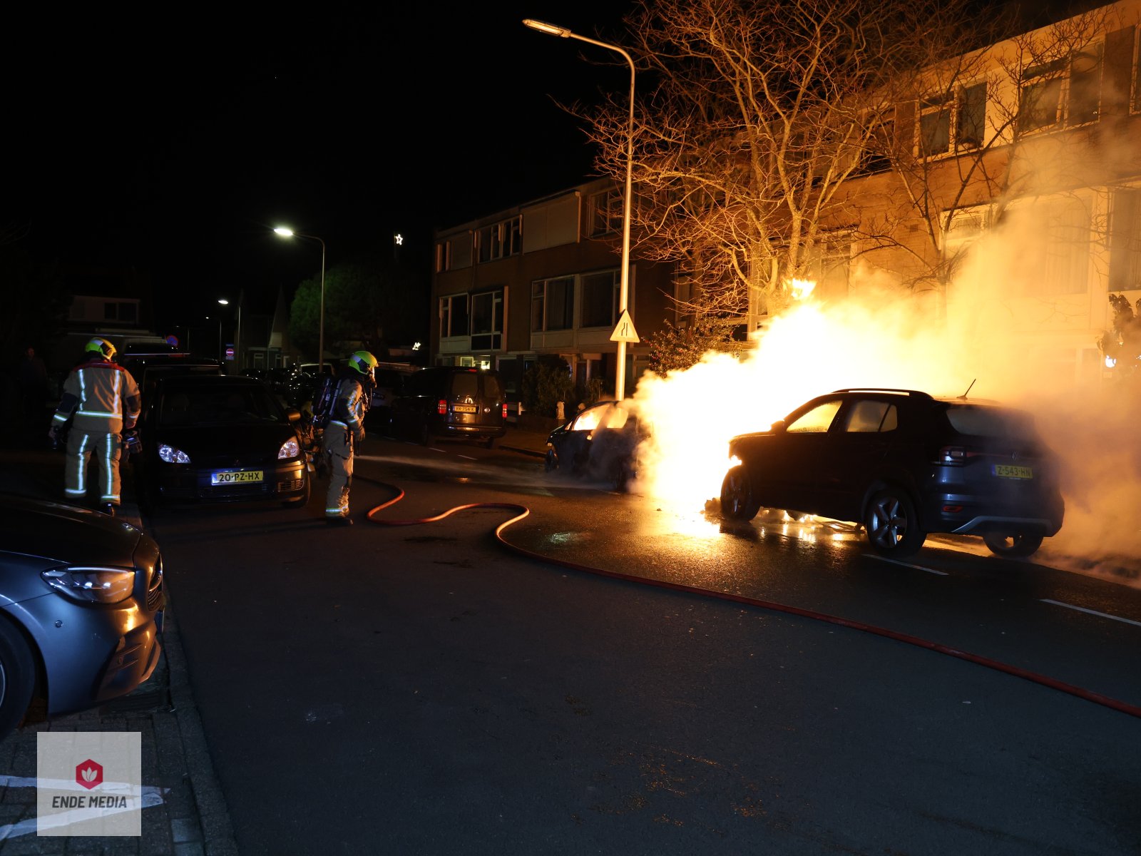 Twee auto's verwoest door felle brand in Monster tijdens kerstnacht