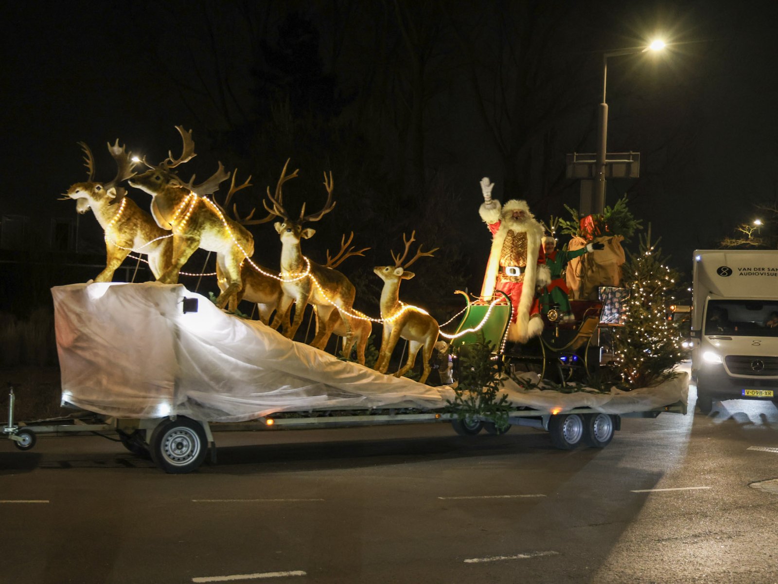 [Foto's en Video] Sfeer, lichtjes en kou: Hoekse Kerstparade is een blijver