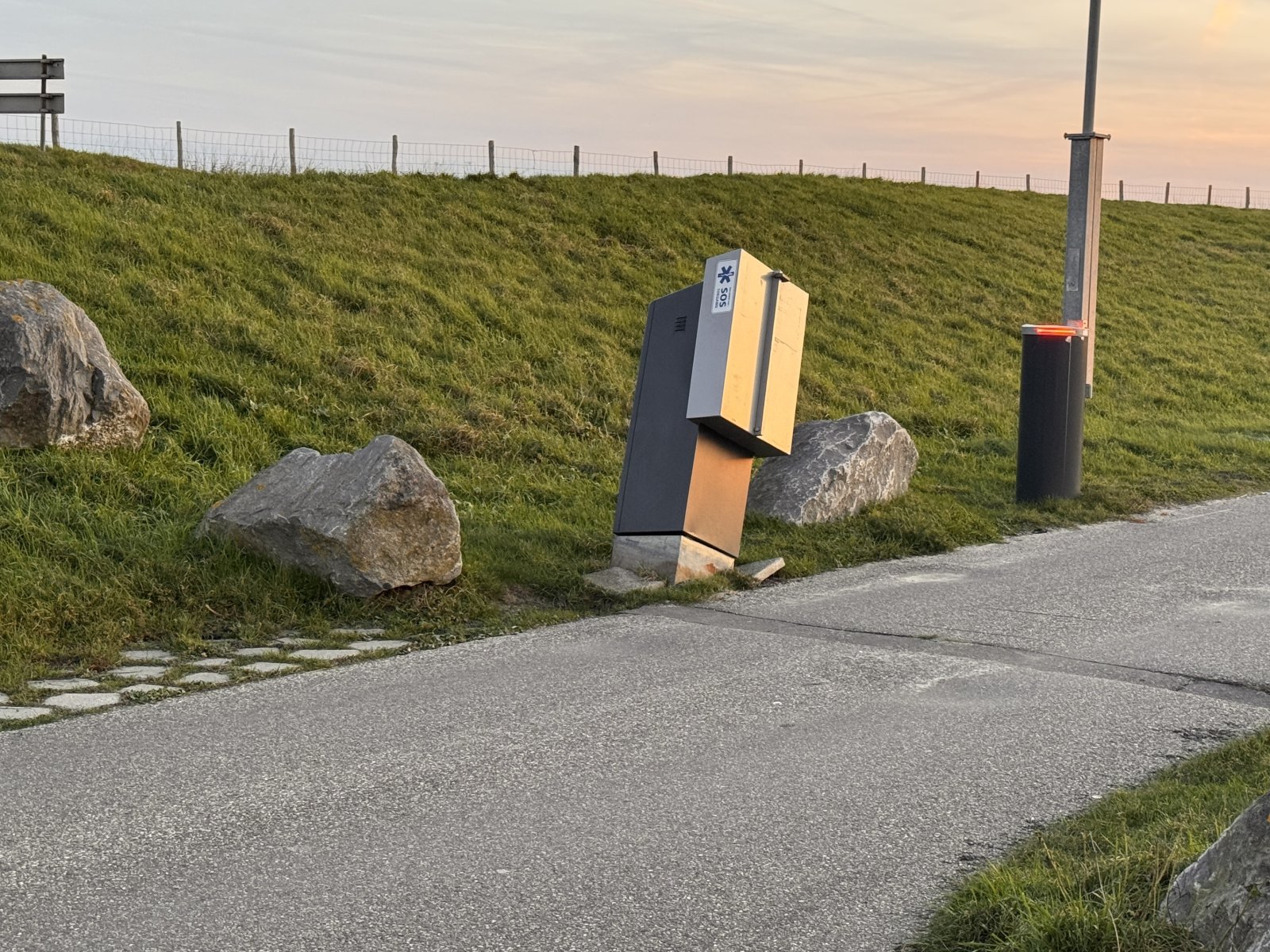 Gevaarlijke situaties en verloedering door kapotte slagbomen Slag Beukel in ‘s-Gravenzande