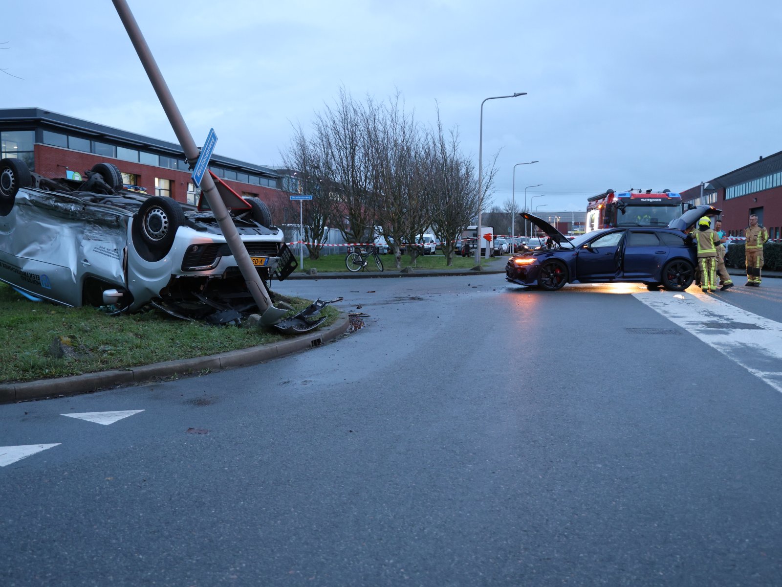 Zwaar ongeval in Wateringen: Bestelbus over de kop, dure Audi total loss