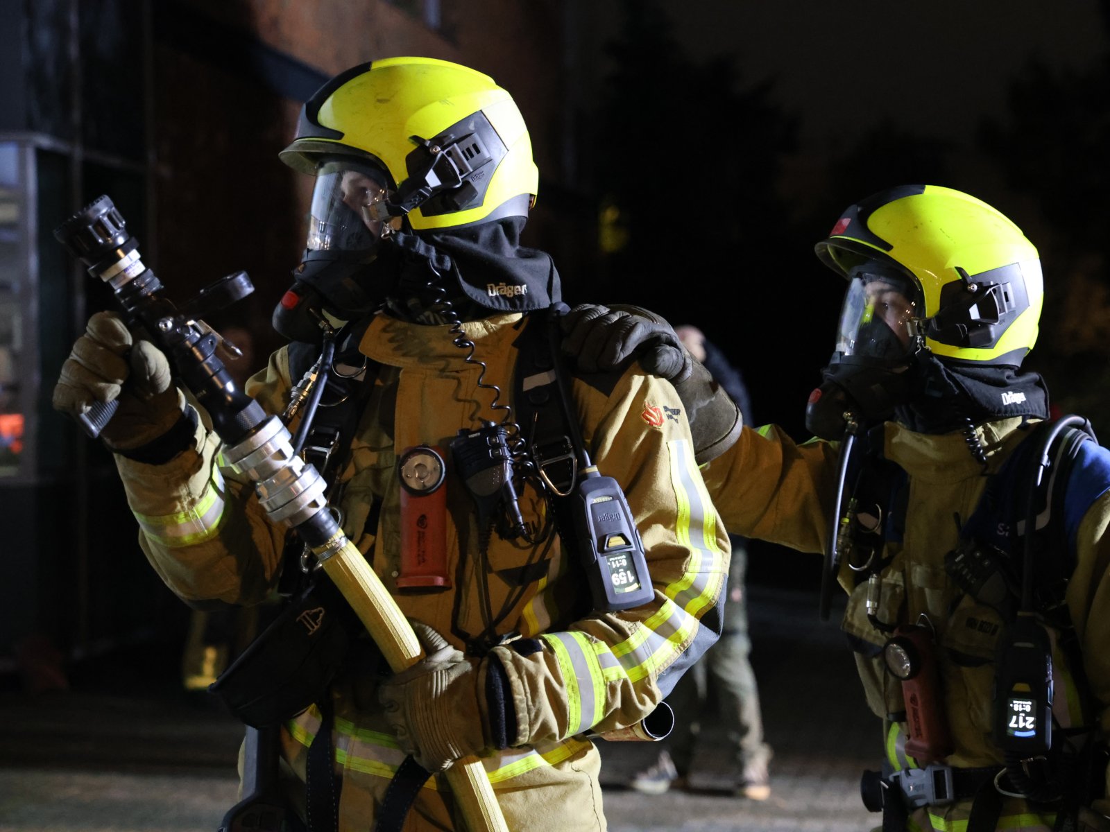 Buren en brandweer redden koeien bij brand Schipluiden