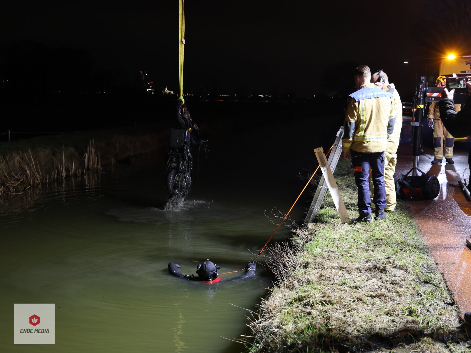 Foto en Video : Voorbijganger redt scooterrijder uit water aan de Westgaag Maasland
