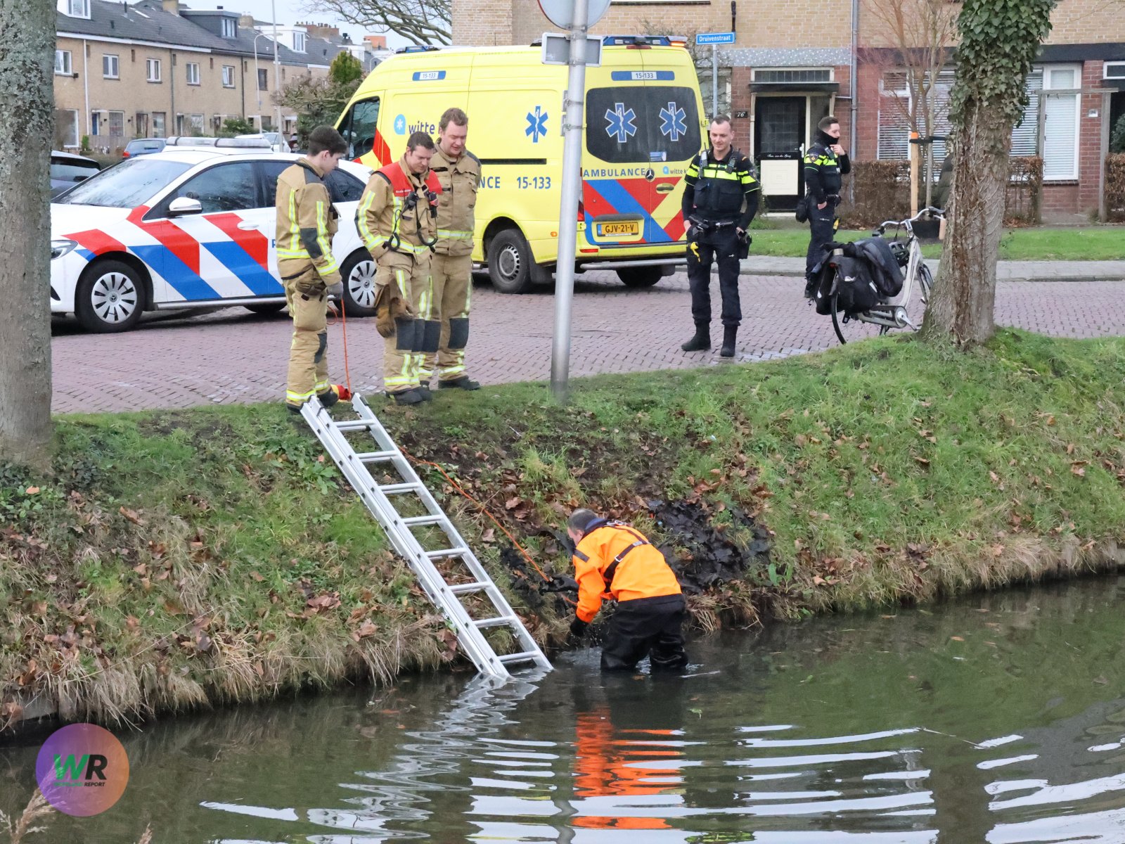 Brandweer vist spullen uit het water na ongeval in de Jan Tuningstraat
