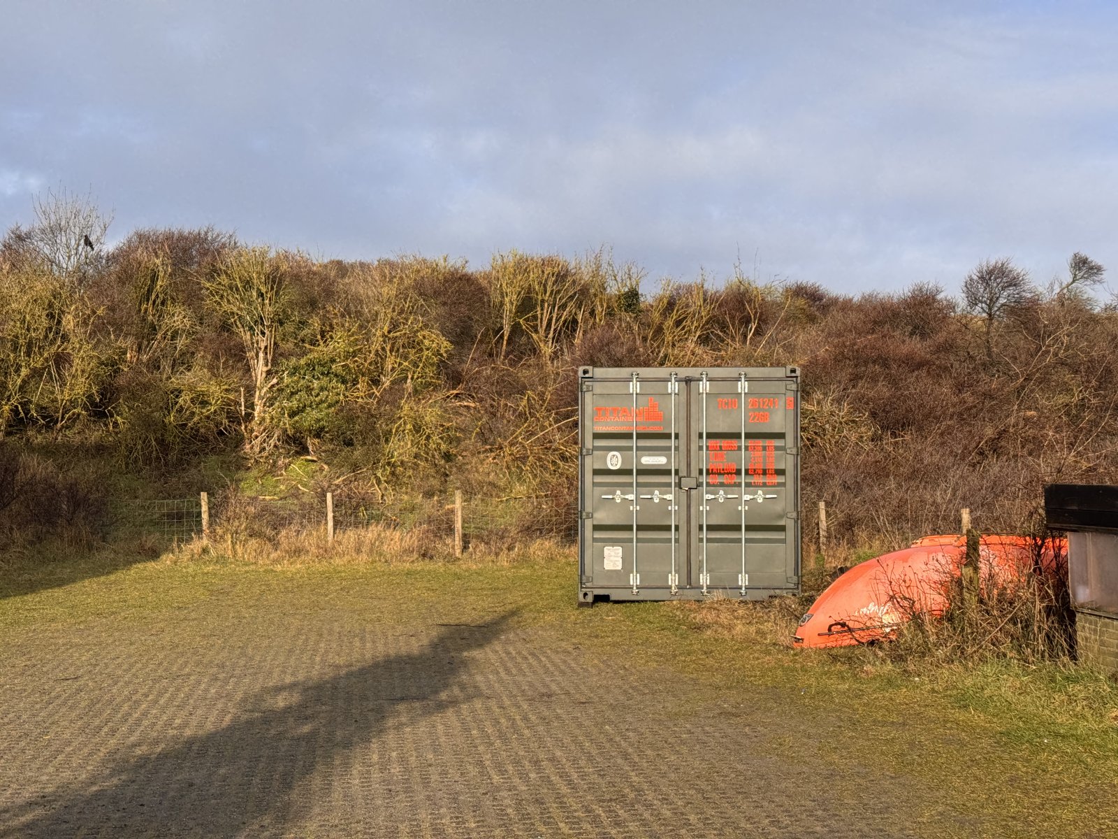 Zeecontainer van stichting HinT verplaatst naar parkeerterrein KNRM in Ter Heijde