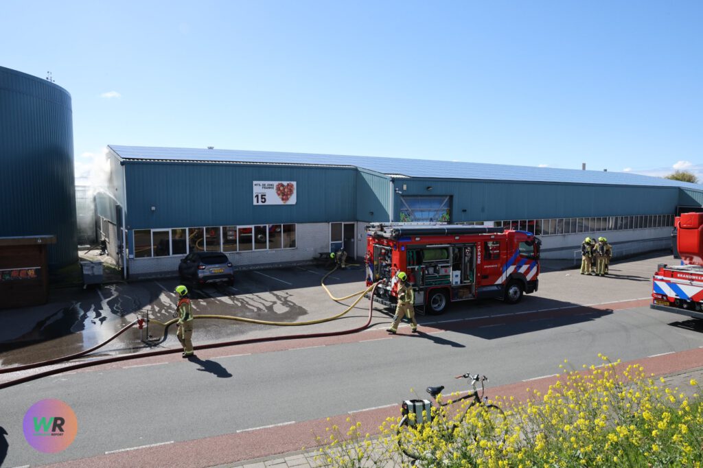 In beeld : Adviseur gevaarlijke stoffen ter plaatse bij middelbrand in ‘s-Gravenzande