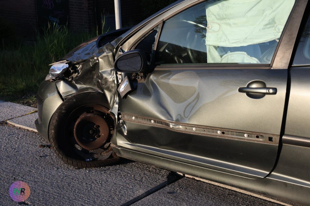 In beeld : Auto komt in botsing met tractor op vierprong in De Lier