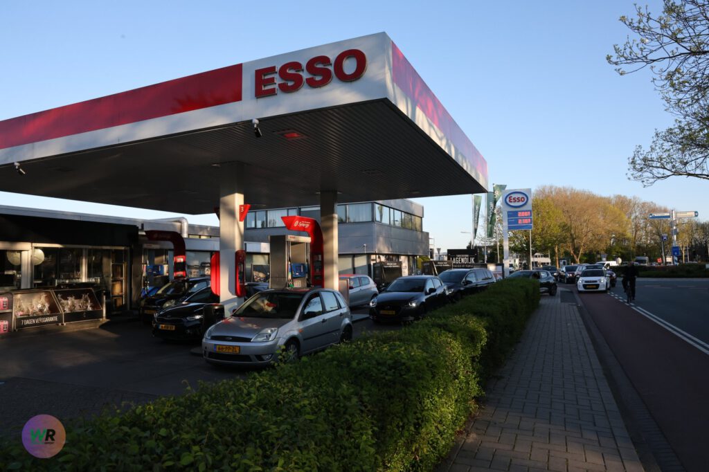 Tank-gekte in ’s-Gravenzande: Files tot aan het sportpark voor de goedkoopste liter van Nederland