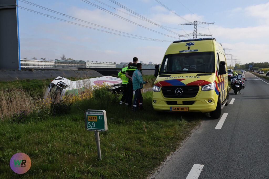 Vrachtwagen op zijn kant in het water langs de Westlandroute