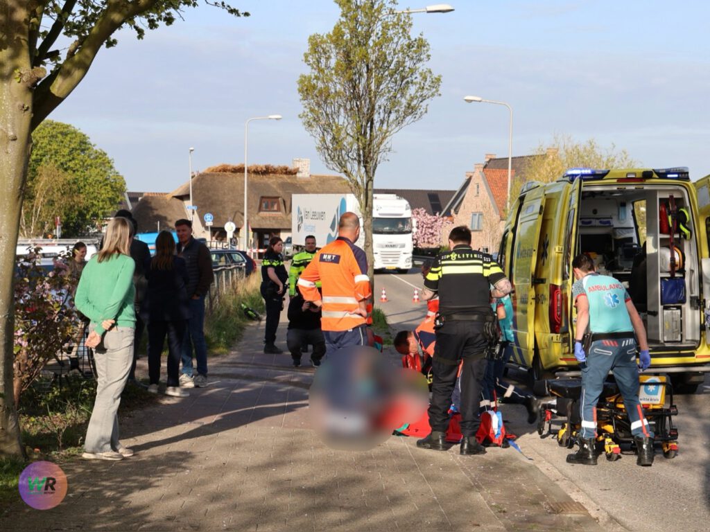 Fietsster zwaargewond na aanrijding met bestelbus op de Baakwoning in Naaldwijk