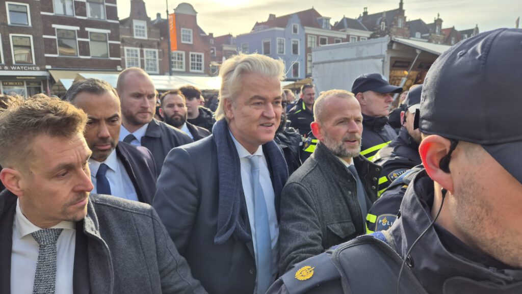 Geert Wilders brengt steunbetuiging aan vishandelaar in Hoek van Holland #Wilders #GeertWilders